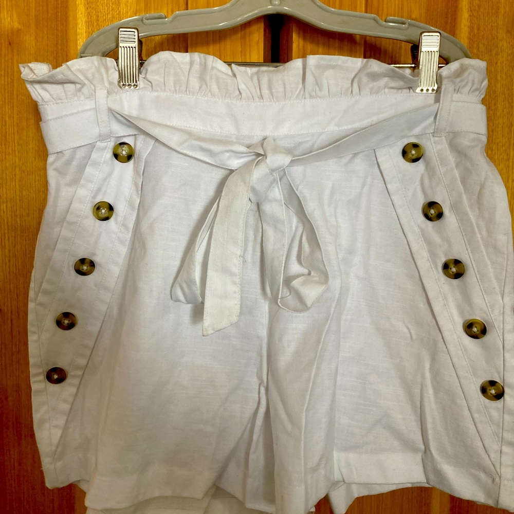 Derek Heart White Shorts Size Medium.